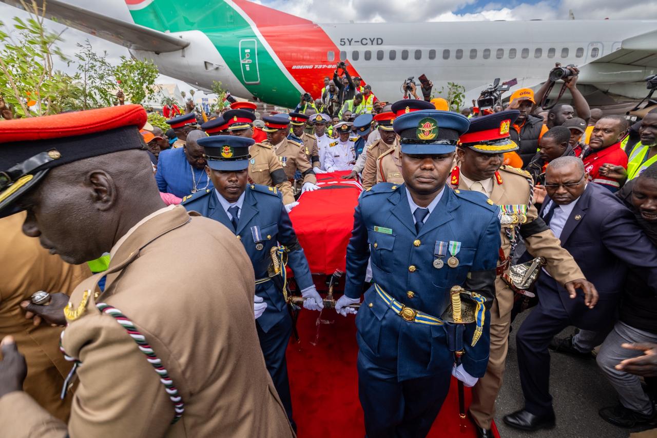 Mwili wa BABA Raila wapokelea uwanjani JKIA